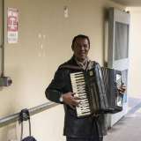 ...anche se a rallegrare l�ambiente ci pensa un musicista di strada straniero che con il suono della sua fisarmonica ci accompagna fino all�uscita